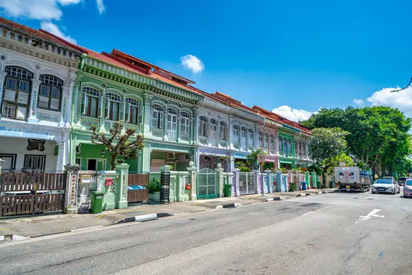 Singapur - 14 Eylül 2023: Katong sokakları boyunca renkli binalar.