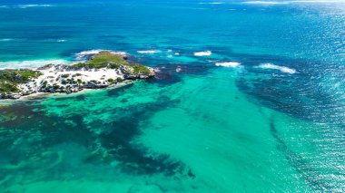 Batı Avustralya 'daki Jurien Körfezi yakınlarındaki Sandy Cape Reserve' in hava manzarasında el değmemiş kumsallar ve kumullar yer almaktadır..