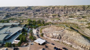 Royal Tyrrell Müzesi 'nin park alanındaki Midland İl Parkı' nın hava görüntüsü, Alberta.