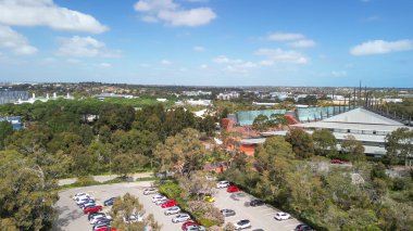 Joondalup Kampüsü, doğal güzelliklerle çevrili dinamik bir üniversite merkezi, yukarıdan görülüyor..