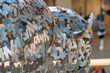 Calgary, Alberta - 10 Temmuz 2024: Calgary Halk Kütüphanesi 'nin dış görünümü.