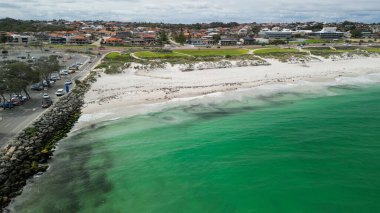 Batı Avustralya 'daki Sorrento kasabasının, sahil şeridinin ve limanın göz alıcı kuş bakışı görüntüsü..