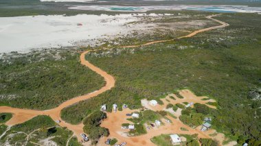 Jurien Körfezi 'ndeki Sandy Cape Reserve' in çarpıcı insansız hava aracı perspektifi dokunulmamış sahil güzelliğini gözler önüne seriyor..