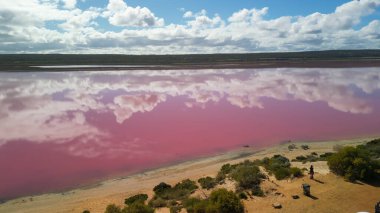 Hutt Gölü 'nün canlı pembe renkleri Batı Avustralya' nın doğal harikalarından biri olan yukarıdan çekildi..