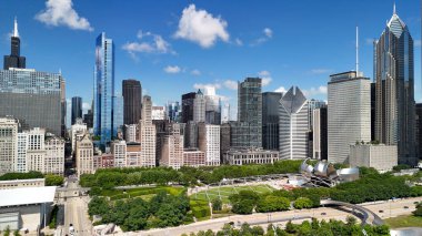 Chicago, IL - 25 Temmuz 2024: Harika bir yaz gününde Millennium Park 'tan Chicago' nun hava manzarası.