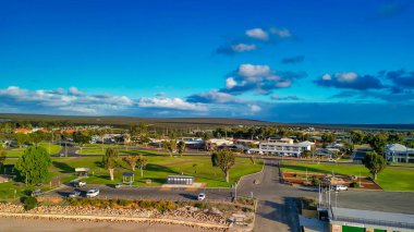 Bahar mevsimi boyunca Batı Avustralya 'daki Kalbarri Sahili ve Kasaba' nın hava manzarası.