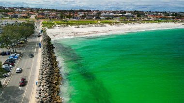 Batı Avustralya 'daki Sorrento kasabasının, sahil şeridinin ve limanın göz alıcı kuş bakışı görüntüsü..