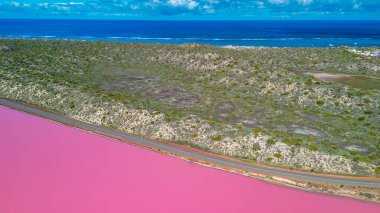 Hutt Gölünün çarpıcı renkleri ve çevreleyen manzaraları, nefes kesici bir hava perspektifi..