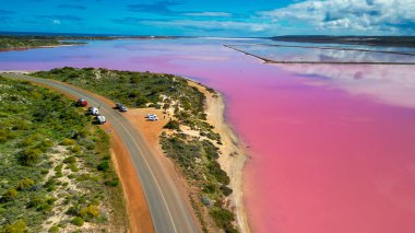 Hutt Gölü 'nün canlı pembe renkleri Batı Avustralya' nın doğal harikalarından biri olan yukarıdan çekildi..
