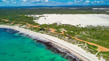 Jurien Körfezi 'ndeki Sandy Cape Reserve' in çarpıcı insansız hava aracı perspektifi dokunulmamış sahil güzelliğini gözler önüne seriyor..