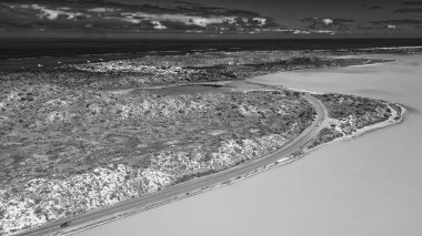 Hutt Gölü 'nün canlı pembe renkleri Batı Avustralya' nın doğal harikalarından biri olan yukarıdan çekildi..