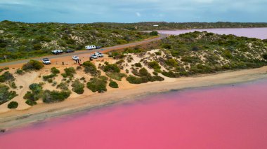 Hutt Gölü 'nün canlı pembe renkleri Batı Avustralya' nın doğal harikalarından biri olan yukarıdan çekildi..