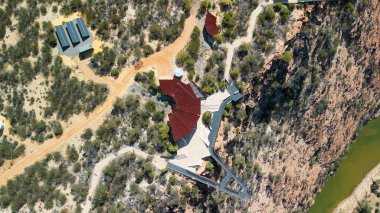 Batı Avustralya 'daki engebeli kanyona bakan Kalbarri Skywalk' un nefes kesici kuş bakışı görüntüsü..