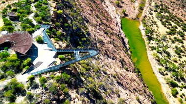 Batı Avustralya 'daki engebeli kanyona bakan Kalbarri Skywalk' un nefes kesici kuş bakışı görüntüsü..