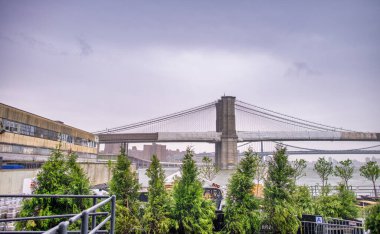 New York - Haziran 2013: 17. rıhtımdaki binalar.