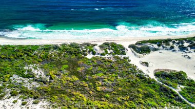 Jurien Körfezi 'ndeki Sandy Cape Reserve' in çarpıcı insansız hava aracı perspektifi dokunulmamış sahil güzelliğini gözler önüne seriyor..
