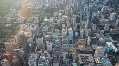 Toronto 'nun güzel bir yaz günbatımında helikopterden gökyüzü manzarası Ontario - Kanada.