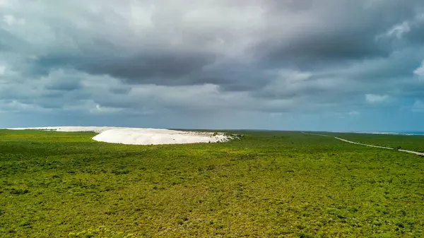 Lancelin 'in Batı Avustralya' daki geniş kum tepelerinin ve sahil şeridinin göz alıcı kuş bakışı görüntüsü..