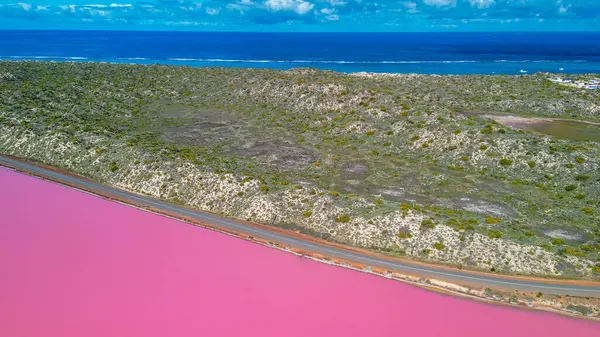 Hutt Gölünün çarpıcı renkleri ve çevreleyen manzaraları, nefes kesici bir hava perspektifi..