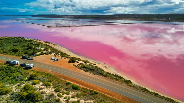 Hutt Gölü 'nün canlı pembe renkleri Batı Avustralya' nın doğal harikalarından biri olan yukarıdan çekildi..