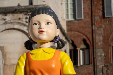 Lucca, İtalya - 1 Kasım 2024: Lucca Comics and Games, Cosplayer ve hayranlarının en sevdikleri kahramanları, kötü karakterleri ve anime karakterlerini kutladıkları yıllık pop kültür festivali..