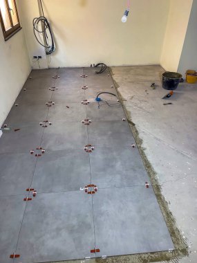 Kusursuz Ev Yenileme Araçlarıyla Profesyonel Seramik Döşeme Döşemeleri.