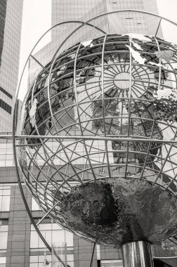 New York Şehri - 25 Ekim 2015: Columbus Circle Sphere Sokakta.