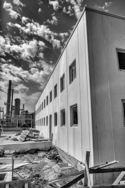 Çalışma Alanında İşçi ve Ekipmanlarla Erken İnşaat Aşaması.