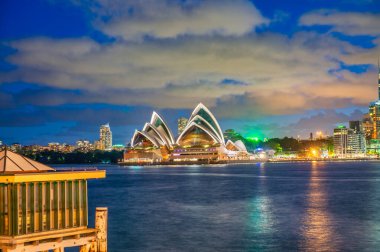 Sydney Opera Binası Gece Yansıtıcı Liman Suyu ile Aydınlandı.