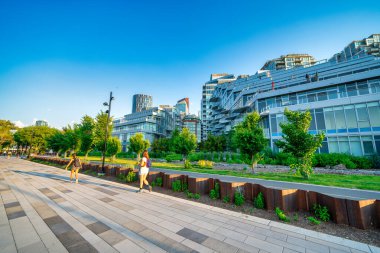 Calgary, Alberta - 10 Temmuz 2024 İnsanlarla gün batımında Nehir Yürüyüşü.
