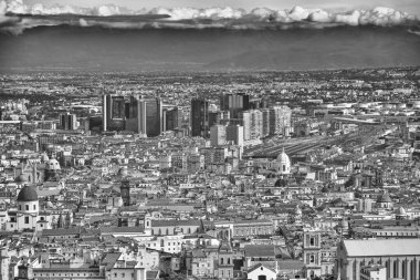 Vomero 'dan Napoli' nin büyüleyici panoramik manzarası, şehri ve Vezüv Dağı 'nı gözler önüne seriyor..