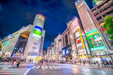 Tokyo, Japonya - 1 Haziran 2016: Geceleri Shibuya 'nın modern binaları.