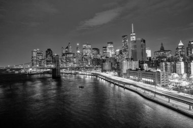 Brooklyn Köprüsü 'nden Manhattan' a Gece Görüşü Canlı Şehir.