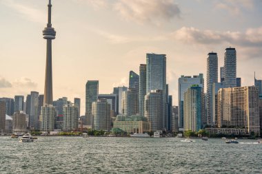 Şehirde Altın Saat. Toronto 'nun İkonik Skyline' ının çarpıcı Günbatımı Görüntüleri.