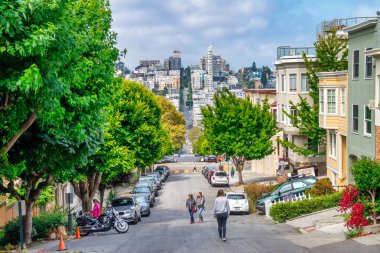 San Francisco, CA - 7 Ağustos 2017: Güneşli bir sabahta şehrin sokakları ve binaları.