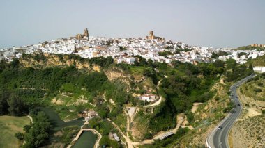 Arcos de la Frontera 'nın hava manzarası, Güney İspanya.