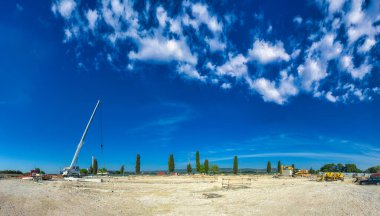 Cihazlı Erken İnşaat Evresi 'nin panoramik görüntüsü. İnşaat sahası devam ediyor.