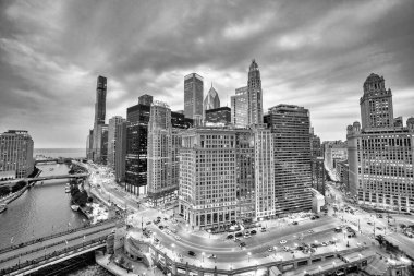 Şehrin çatısından Chicago gökdelenlerinin gece manzarası.