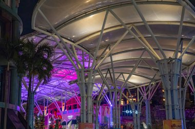 Singapur - 19 Ağustos 2023: Sentosa Resorts 'un dış gece görüntüsü.