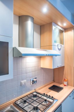 Şık ve güneşli mutfak, aksesuarlar ve masa. Bir Yatak ve Kahvaltı 'nın tasarım alanı.