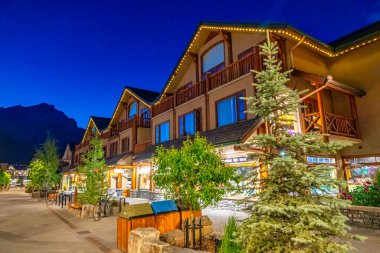 Banff, Kanada - 13 Temmuz 2024: Banff 'ın Sokakları ve Dağ Arkaplanı' nın Sahne Akşam Görüşleri.