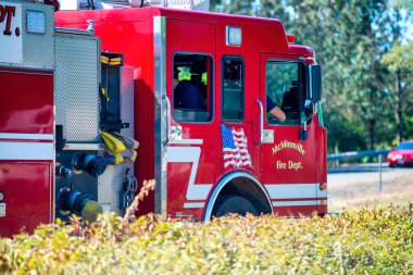 Mc Minnville, OR - 21 Ağustos 2017: Güneşli bir günde itfaiyeci kamyonu.