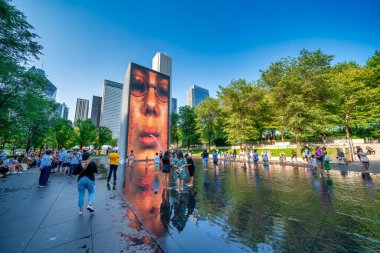 Chicago, IL - 26 Temmuz 2024: İnsanlar Millennium Park 'ta bir yaz öğleden sonrasının tadını çıkarıyor.