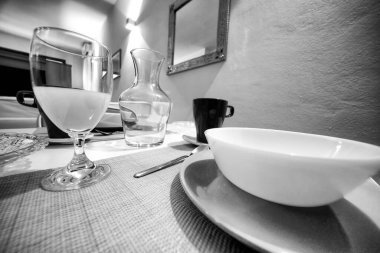 Şık ve güneşli mutfak, aksesuarlar ve masa. Bir Yatak ve Kahvaltı 'nın tasarım alanı.