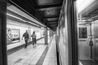 New York Şehri - 21 Ekim 2015 New York Metro İstasyonu 'nda Şehir Altının Nabzını Yakalayan Tren