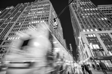 New York Şehri - 25 Ekim 2015: Manhattan Trafiği Şehir Sokaklarında Akıyor.