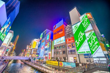 Osaka, Japonya - 28 Mayıs 2016: Dotonbori 'deki renkli aydınlık binalar.