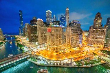 Şehrin çatısından Chicago gökdelenlerinin gece manzarası.