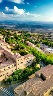 Günbatımında Volterra 'nın muhteşem kuş bakışı görüntüsü. Arka planda Toskana tepeleri..