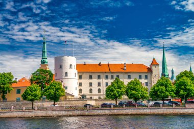 Riga, Letonya - 7 Temmuz 2017: Riga silueti şehir nehrinden görüldü.